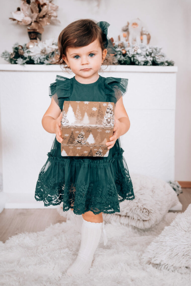 Dievčatko pózuje na fotke vo vianočnom prostredí