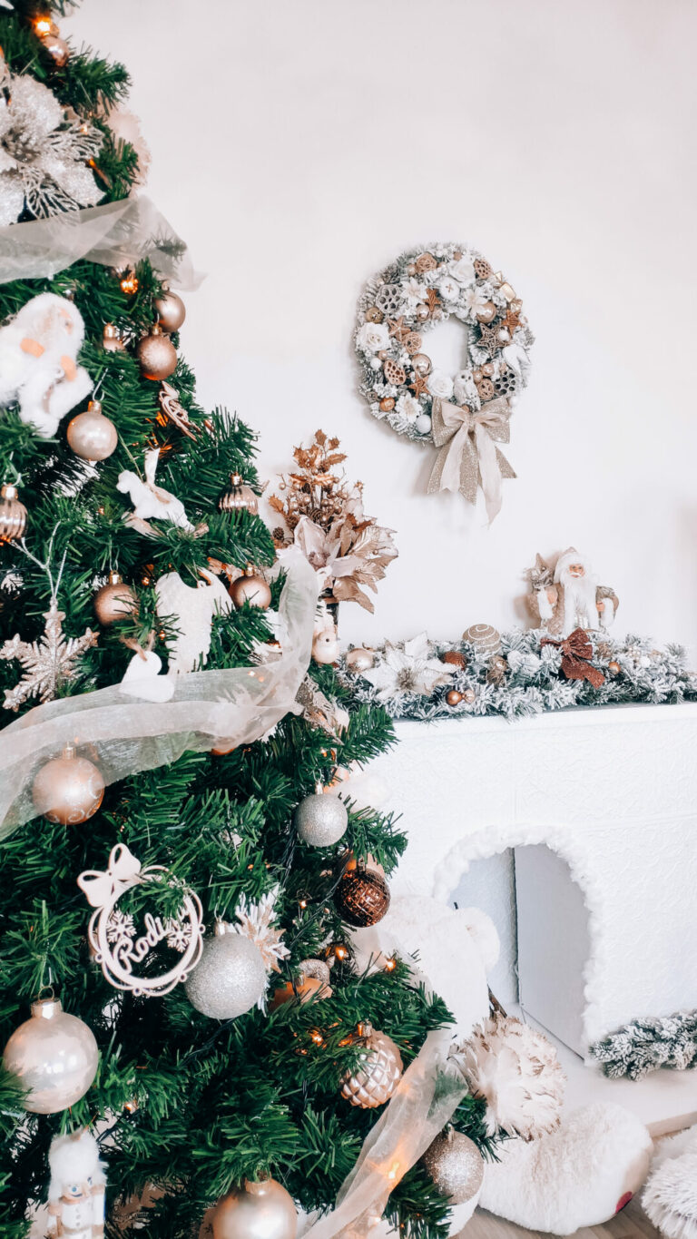 Vianočný stromček s krbom a vencom v pozadí v ateliéri luneka.sk